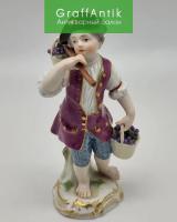 Фарфоровая статуэтка "Мальчик с виноградом"