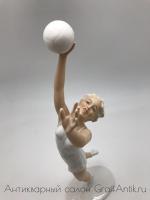 Фарфоровая статуэтка "Волейболистка" SchauBach Kunst