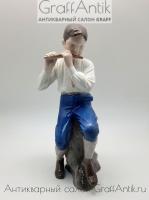 Фарфоровая статуэтка "Мальчик играющий на флейте" Bing&Grondahl