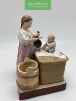 Скульптура "Крестьянка, играющая с ребенком"