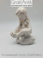Фарфоровая статуэтка "Мальчик надевающий сандалию" Песочное