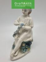Антикварная фарфоровая статуэтка "Девочка с венком" Гжель