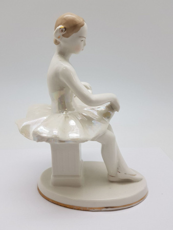 Купить Фарфоровая статуэтка "Сидящая балерина" (Балерина на тумбе) Вербилки