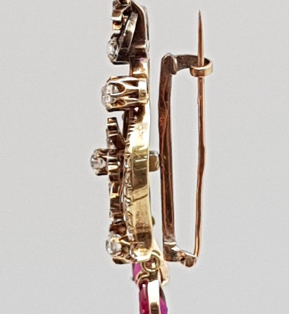 Золотая брошь с гидротермальными рубинами и алмазами, 19 век Золото 56 пробы