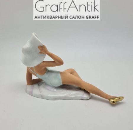 Купить Фарфоровая статуэтка "Девушка на пляже " Германия