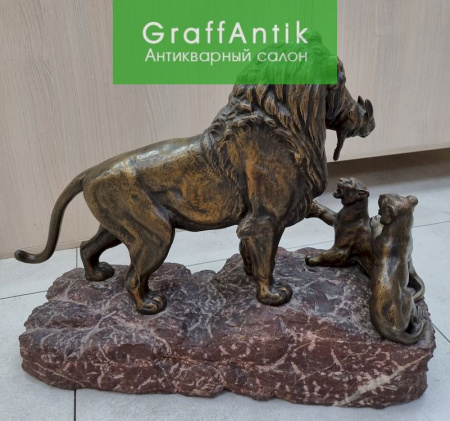 Бронзовая скульптура "Лев со львятами"