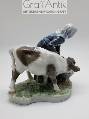 Купить Фарфоровая статуэтка "Девушка с теленком" Royal Copenhagen