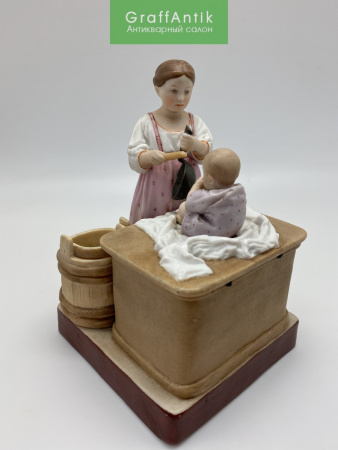 Купить Скульптура "Крестьянка, играющая с ребенком"