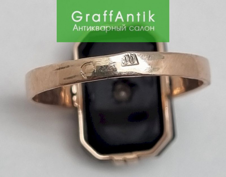 Золотое кольцо с ониксом и алмазом
