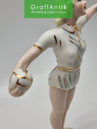 Купить Фарфоровая статуэтка "Девушка с мячом" Германия