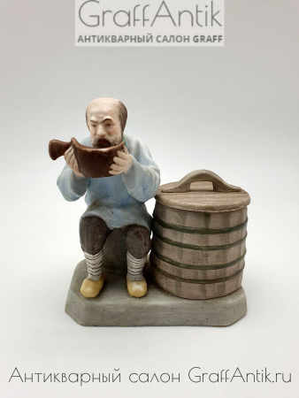 Купить Старинная фигура "Крестьянин пьющий воду из ковша"