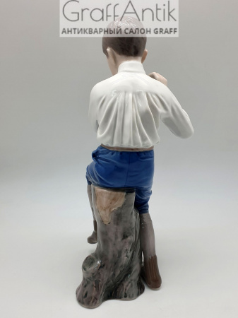 Купить Фарфоровая статуэтка "Мальчик играющий на флейте" Bing&Grondahl
