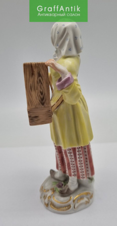 Купить Фарфоровая статуэтка "Девушка-продавец сурков" Мейсен