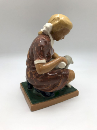 Купить Керамическая статуэтка «Девочка, кормящая ягнёнка». Каунасский комбинат «Дайле»