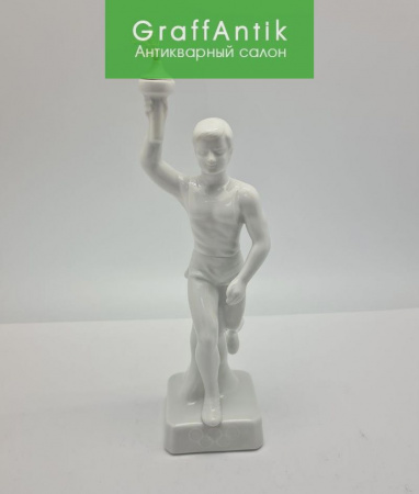 Купить Фарфоровая статуэтка "Атлет с Олимпийским факелом" ГДР