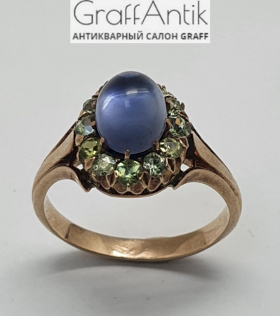 Антикварное золотое кольцо с сапфиром и хризолитами