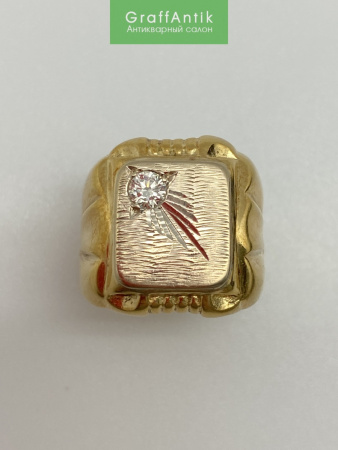 Золотое кольцо печатка с бриллиантом