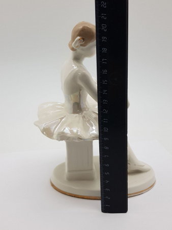 Купить Фарфоровая статуэтка "Сидящая балерина" (Балерина на тумбе) Вербилки