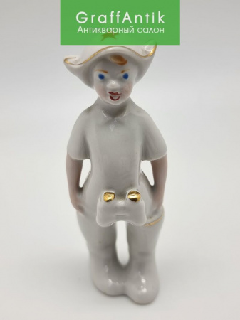 Купить Фарфоровая статуэтка "Мальчик с биноклем"