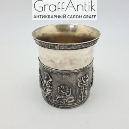 Серебряный стакан с накладным античным орнаментом