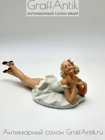 Купить Фарфоровая статуэтка "Лежащая девушка" SchauBach Kunst
