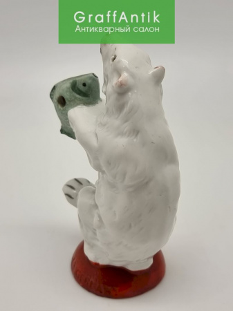 Купить Фарфоровая статуэтка "Белый медведь с рыбой"