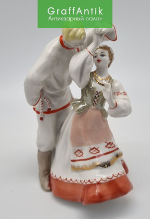 Купить Фарфоровая статуэтка "Белорусский танец"(Лявониха),Дулево