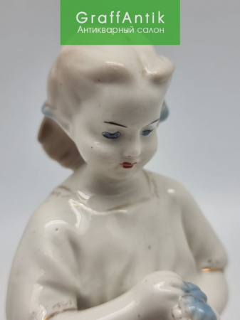 Купить Антикварная фарфоровая статуэтка "Девочка с венком" Гжель