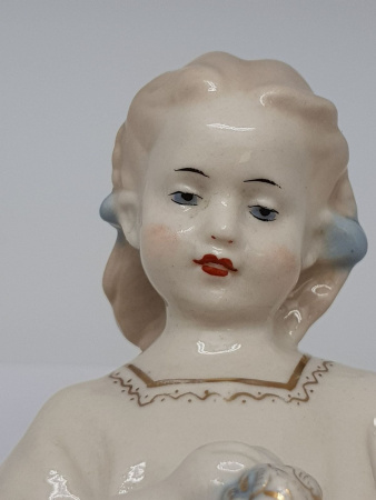 Купить Антикварная фарфоровая статуэтка "Девочка с венком" Гжель