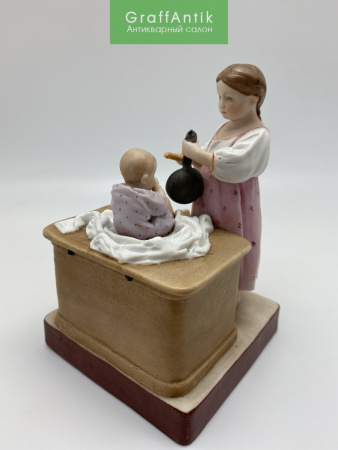 Купить Скульптура "Крестьянка, играющая с ребенком"