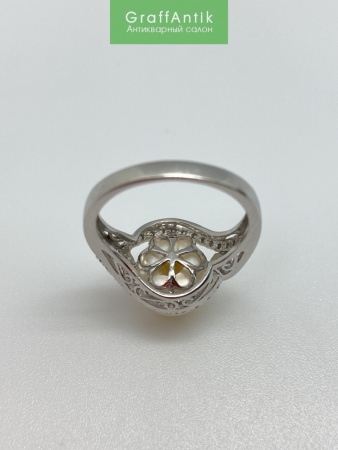 Золотое кольцо с жемчужиной и бриллиантами 