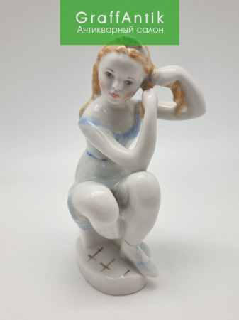 Купить Фарфоровая статуэтка "Юная балерина перед выступлением" ЛФЗ