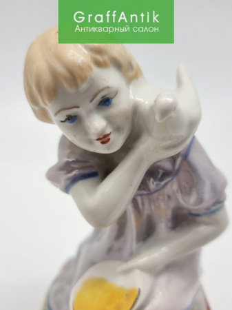 Купить Фарфоровая статуэтка "Девочка с голубем"