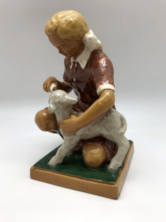 Купить Керамическая статуэтка «Девочка, кормящая ягнёнка». Каунасский комбинат «Дайле»