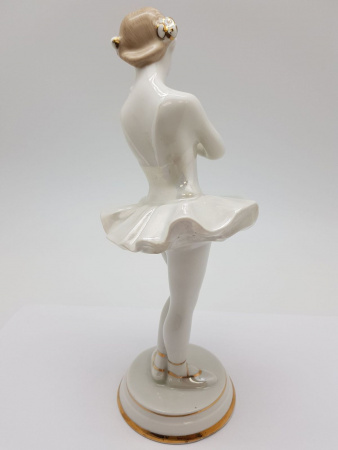 Купить Фарфоровая статуэтка "Балерина с цветком" Вербилки