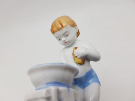 Купить Фарфоровая статуэтка "Девочка с тазиком" серия Счастливое Детство ЛФЗ