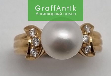 Золотое кольцо с жемчужиной и бриллиантами