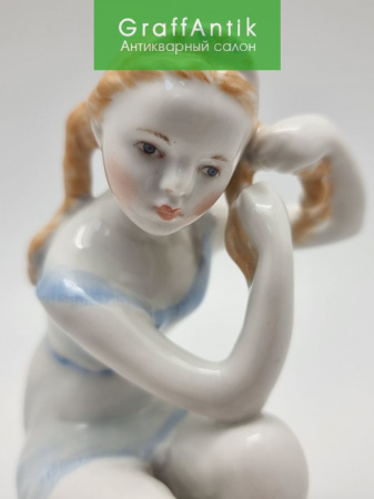 Купить Фарфоровая статуэтка "Юная балерина перед выступлением" ЛФЗ