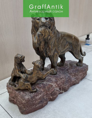 Бронзовая скульптура "Лев со львятами"