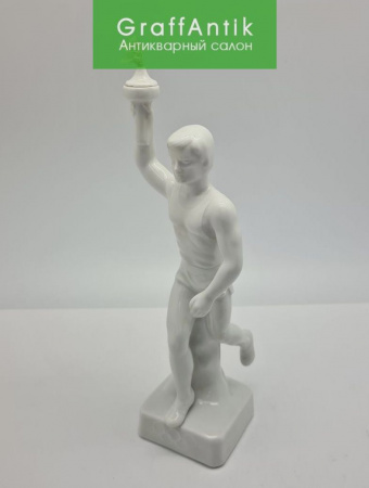 Купить Фарфоровая статуэтка "Атлет с Олимпийским факелом" ГДР