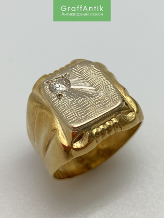 Золотое кольцо печатка с бриллиантом