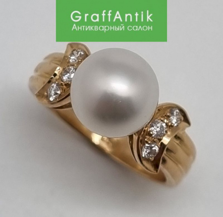 Золотое кольцо с жемчужиной и бриллиантами