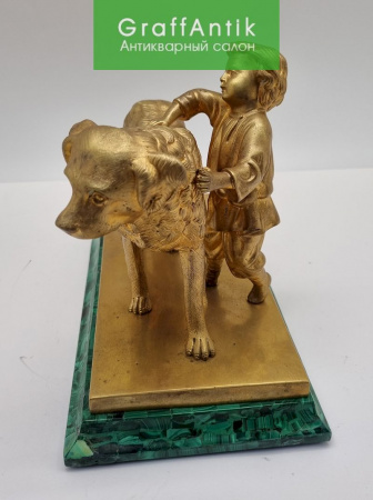 Бронзовая статуя "Мальчик с собакой" на малахитовой подставке