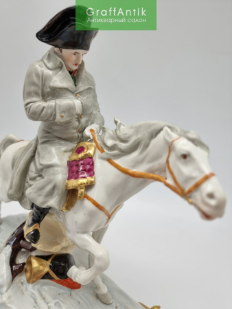 Купить Фарфоровая статуэтка "Наполеон I Бонапарт на коне" Германия