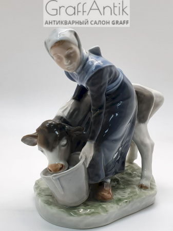 Купить Фарфоровая статуэтка "Девушка с теленком" Royal Copenhagen