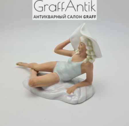 Купить Фарфоровая статуэтка "Девушка на пляже " Германия