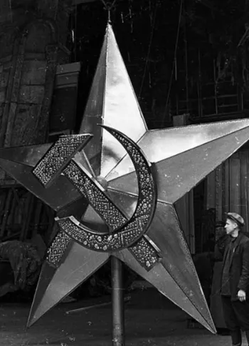 Кремлёвская звезда с эмблемой серп и молот - фото