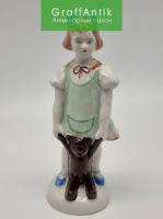 Фарфоровая статуэтка "Девочка с мишкой"