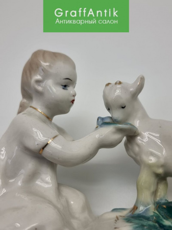 Купить Фарфоровая статуэтка "Девочка с козлёнком" Гжель