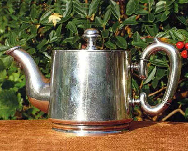 Посеребренный чайник, выпущенный фабрикой IОСИФЪ ФРАЖЕ между 1896 и 1915 гг.